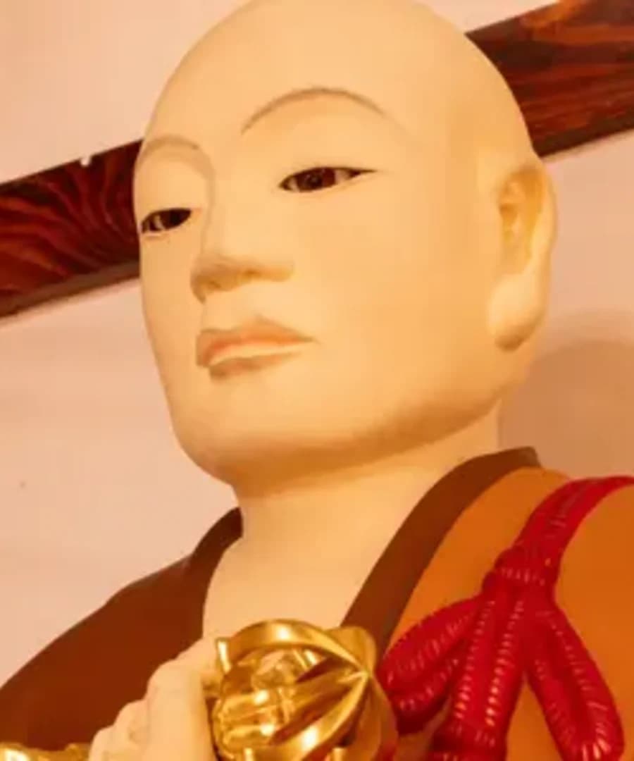 修繕が終わった弘法大師像（真言第八祖）